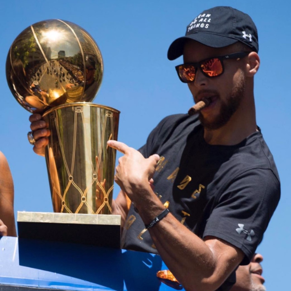 最高身價 - Stephen Curry 與 Golden State Warriors 簽下五年 2 億美元新合約