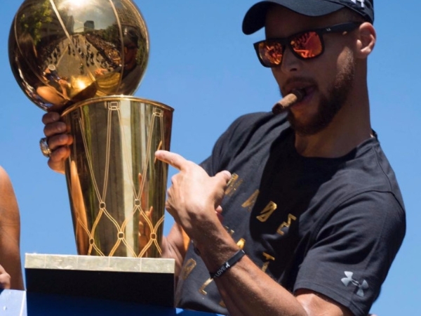 最高身價 - Stephen Curry 與 Golden State Warriors 簽下五年 2 億美元新合約