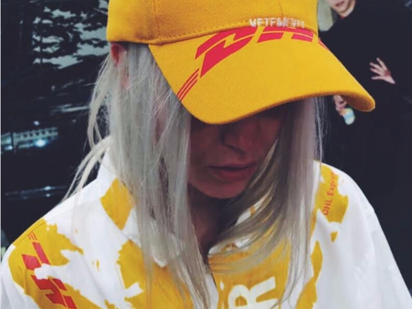 搶先看！Vetements 最新聯名 DHL 商品間諜照曝光！