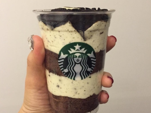 邊走邊吃都不沾手!Starbucks 推出「巧克力分層蛋糕」 網友:那個慕斯厚度很欠吃...