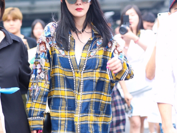 楊冪與Bella Hadid 深V露腰秀大長腿，私服造型都穿「 它」 ！