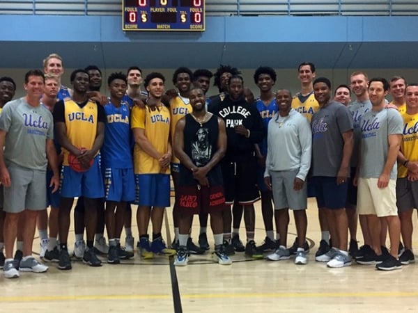 肯伊威斯特前往 UCLA 打籃球，腳上這一雙疑似 YEEZY 初登場籃球鞋！