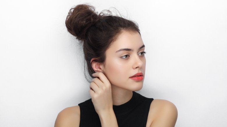 想要引人矚目？女孩們必學的 6 種夏日髮型！