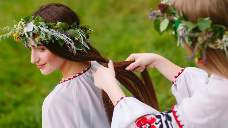 想要引人矚目？女孩們必學的 6 種夏日髮型！