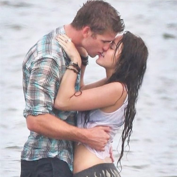 當年一吻定情！麥莉希拉開心 8 年後依然與未婚夫連恩漢斯沃在一起！