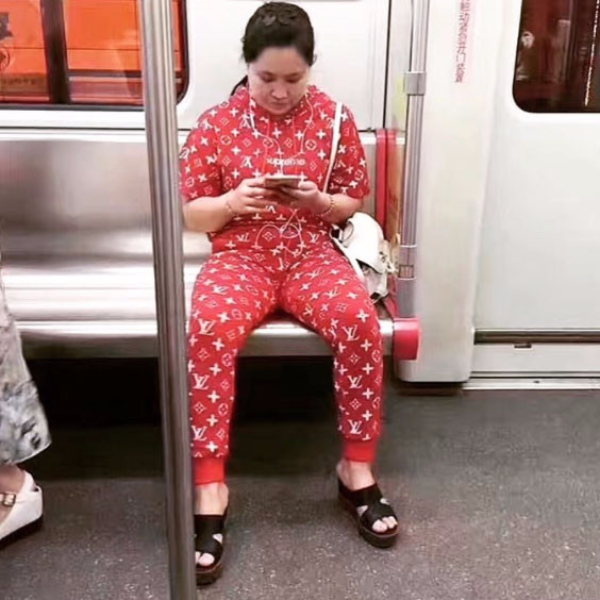 Louis Vuitton x Supreme 有夠潮，廣州大媽穿上全套搭地鐵！