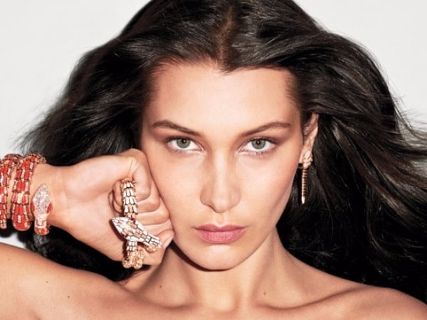 Bella Hadid 性感演繹「丹寧x珠寶」,這麼狂野的珠寶視覺你看過嗎?