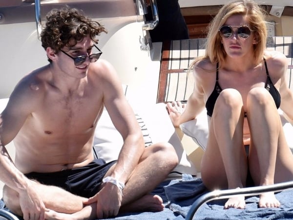 火辣辣！Ellie Goulding 海邊放閃直接親吻吸允男友奶頭！