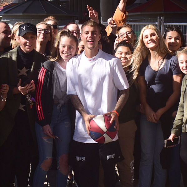 小賈斯汀穿上這雙鞋運球，原來送給歌迷後還有備用的...