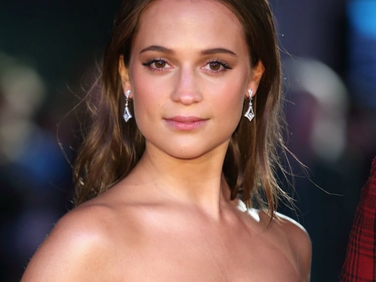 真正的「六塊腹肌」，竟然是從《丹麥女孩》女星 Alicia Vikander 身上找到⋯⋯