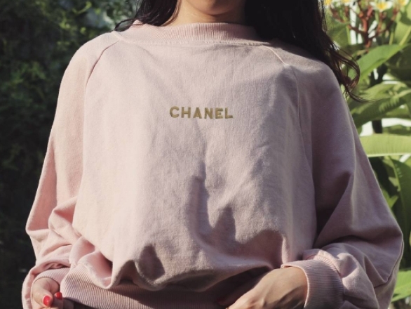 這個「惡搞」Dior、Chanel、Gucci 等各大品牌的 T 恤系列，在 Instagram 上最近紅爆了！