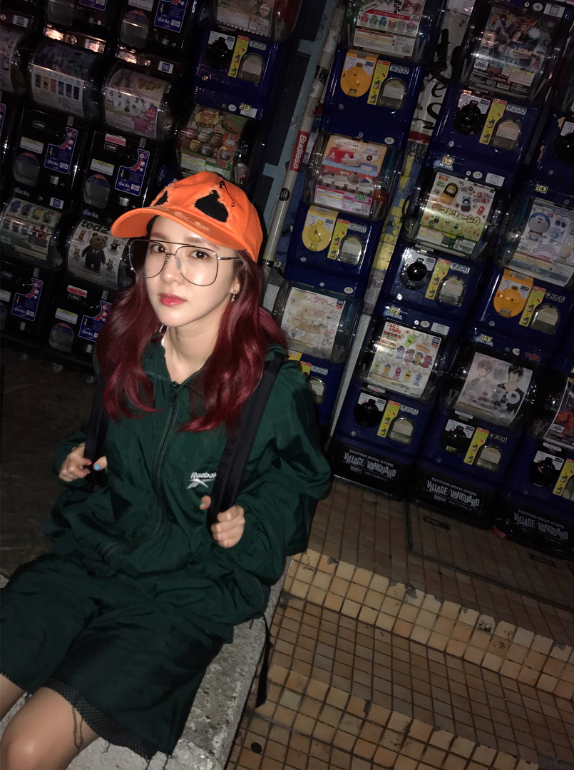街頭隨性！Dara《 日本旅行》大秀「 誹聞男友」衣！