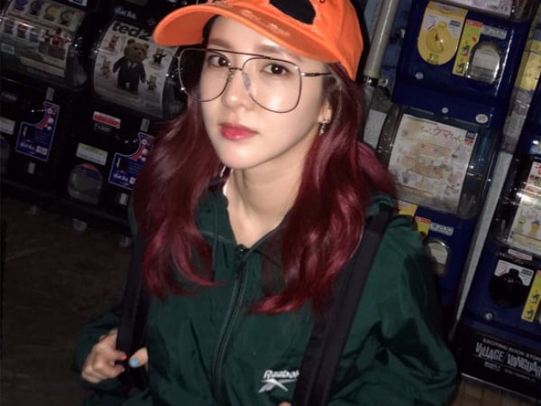 街頭隨性!Dara《 日本旅行》大秀「 誹聞男友」衣!