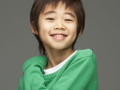「絲草弟」長大了！《花樣男子》朴智彬 22 歲退伍照出爐　抽高、6 塊肌霸氣宣告回歸！