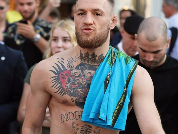 太帥！Conor McGregor 穿拖鞋打赤膊逛 LV　被民眾包圍搶合照！