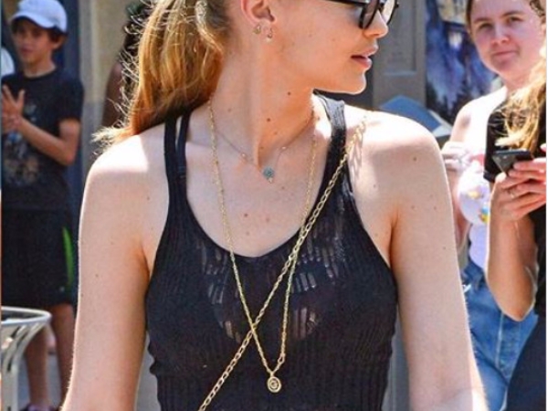 「短髮」亮相 ！Gigi Hadid 街頭《 內衣穿搭》 開車出門只為了吃...