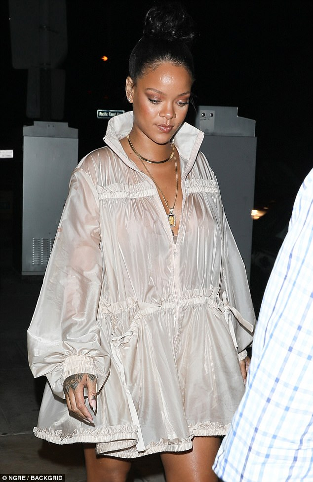 雨傘天后蕾哈娜街拍「雨衣」新潮流，一件雨衣竟要價台幣8萬?