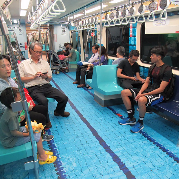 超潮！台北捷運「泳池」設計紅出國外　網友笑：逼真到第一秒會愣住！