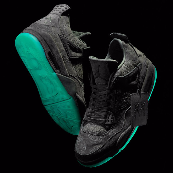 KAWS x Air Jordan 4 還沒完？暗黑版本即將接力登場！