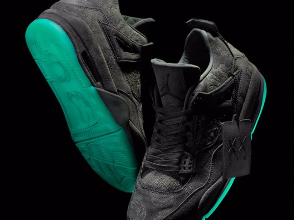 KAWS x Air Jordan 4 還沒完？暗黑版本即將接力登場！