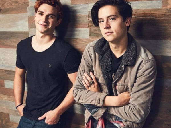 「寇弟」Cole Sprouse 拍片跟街頭藝人起紛爭，不爽到直接把對方唱片折成兩半！