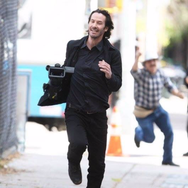 基努李維偷走狗仔的攝影機狂奔？帥氣跑姿爆紅被網友瘋傳！