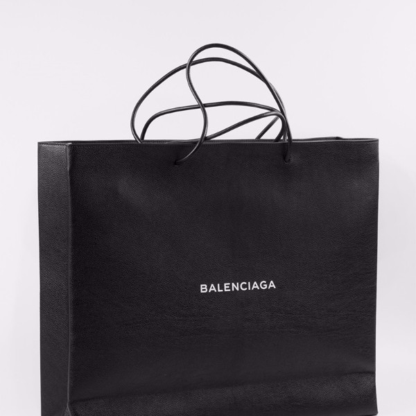 一個月內出了兩款購物袋，Balenciaga 告訴大家自己的袋子長這樣
