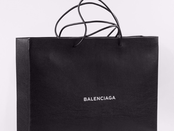 一個月內出了兩款購物袋，Balenciaga 告訴大家自己的袋子長這樣