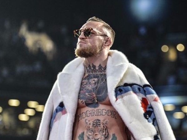 Conor McGregor 穿上 Gucci 白色大衣亮相「世纪之戰」新聞發布會背後的故事