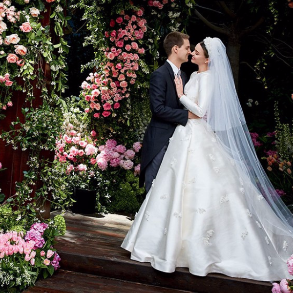 披上來自 Dior 的夢幻嫁衣！Miranda Kerr 與 Evan Spiegel 多張甜蜜結婚照終於曝光！