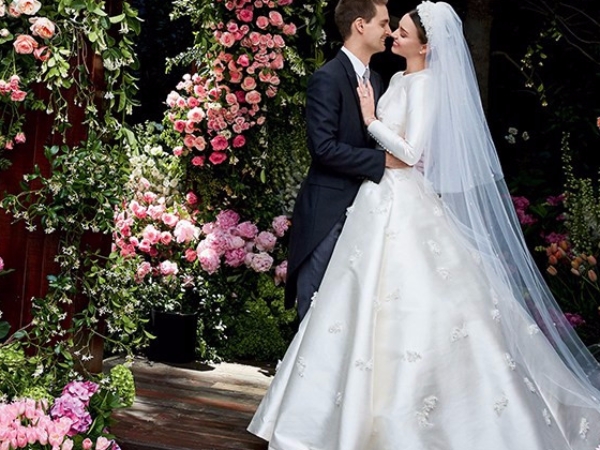 披上來自 Dior 的夢幻嫁衣！Miranda Kerr 與 Evan Spiegel 多張甜蜜結婚照終於曝光！