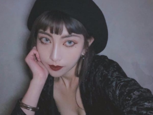 【潮妹悄悄畫】「辣到女生怒要電話」!暗黑系潮店員「黃香予詭譎美妝 5 招」全盤漏出!