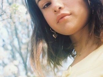 這會成為美妝新趨勢嗎？別人狠不得把雀斑除掉，但 Selena Gomez 竟然刻意畫在臉上！