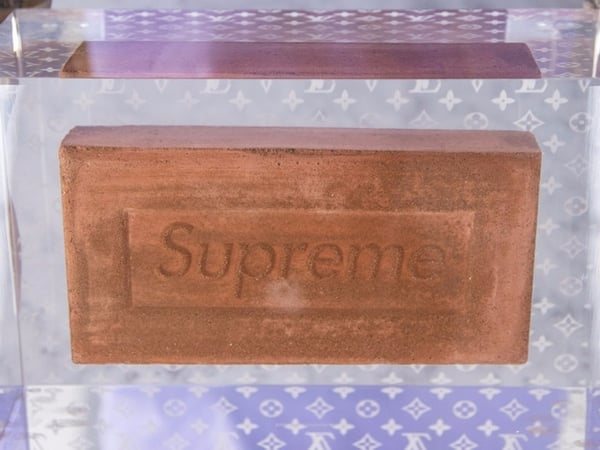 夢幻聯名的「隱藏」單品曝光？Supreme x Louis Vuitton 將推出超美紅磚