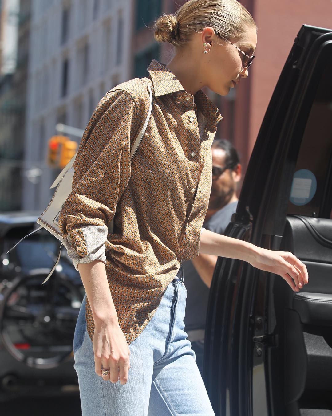 今夏防曬必備! Gigi Hadid 最新《私服穿搭》,展現「襯衫」4大趨勢穿法!