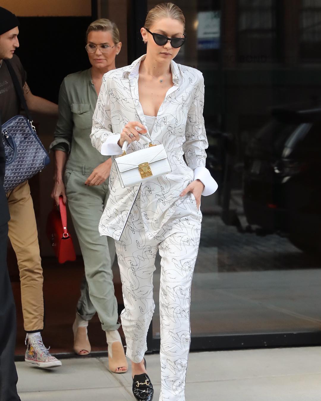 今夏防曬必備! Gigi Hadid 最新《私服穿搭》,展現「襯衫」4大趨勢穿法!