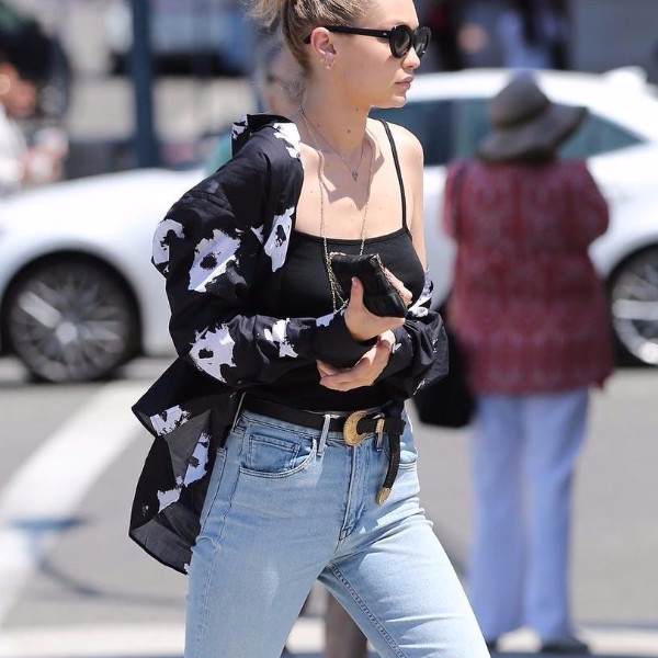 今夏防曬必備！ Gigi Hadid 最新《私服穿搭》，展現「襯衫」4大趨勢穿法！