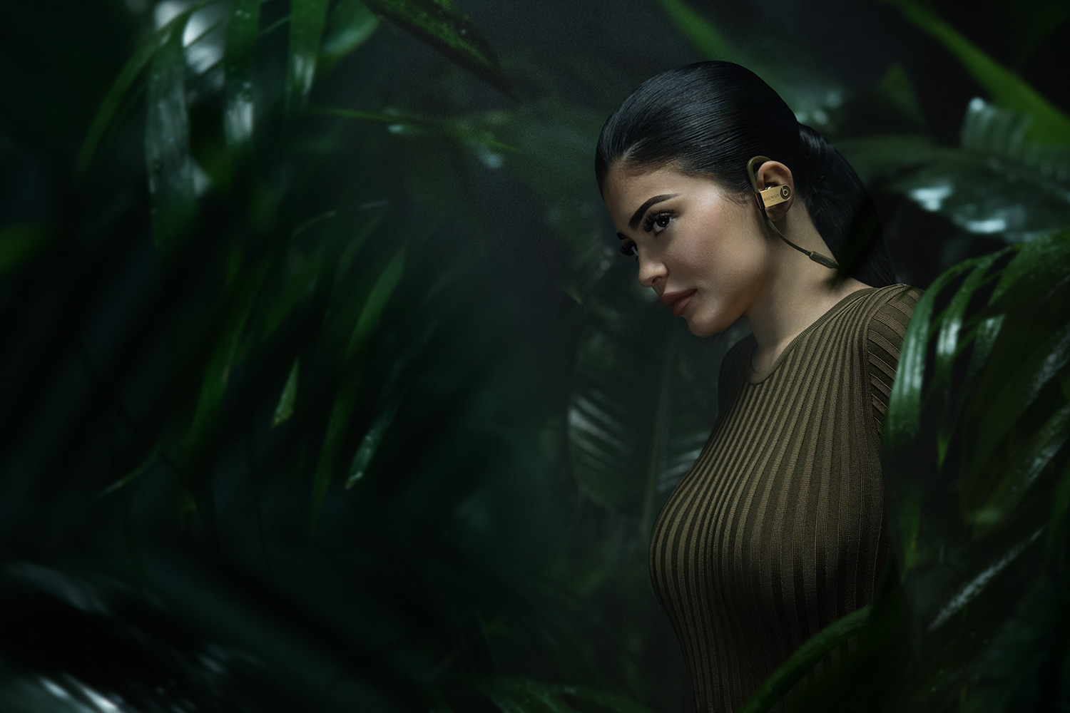 Balmain X Beats By Dr. Dre 聯名耳機，卡達夏家族小妹 Kylie Jenner 性感代言