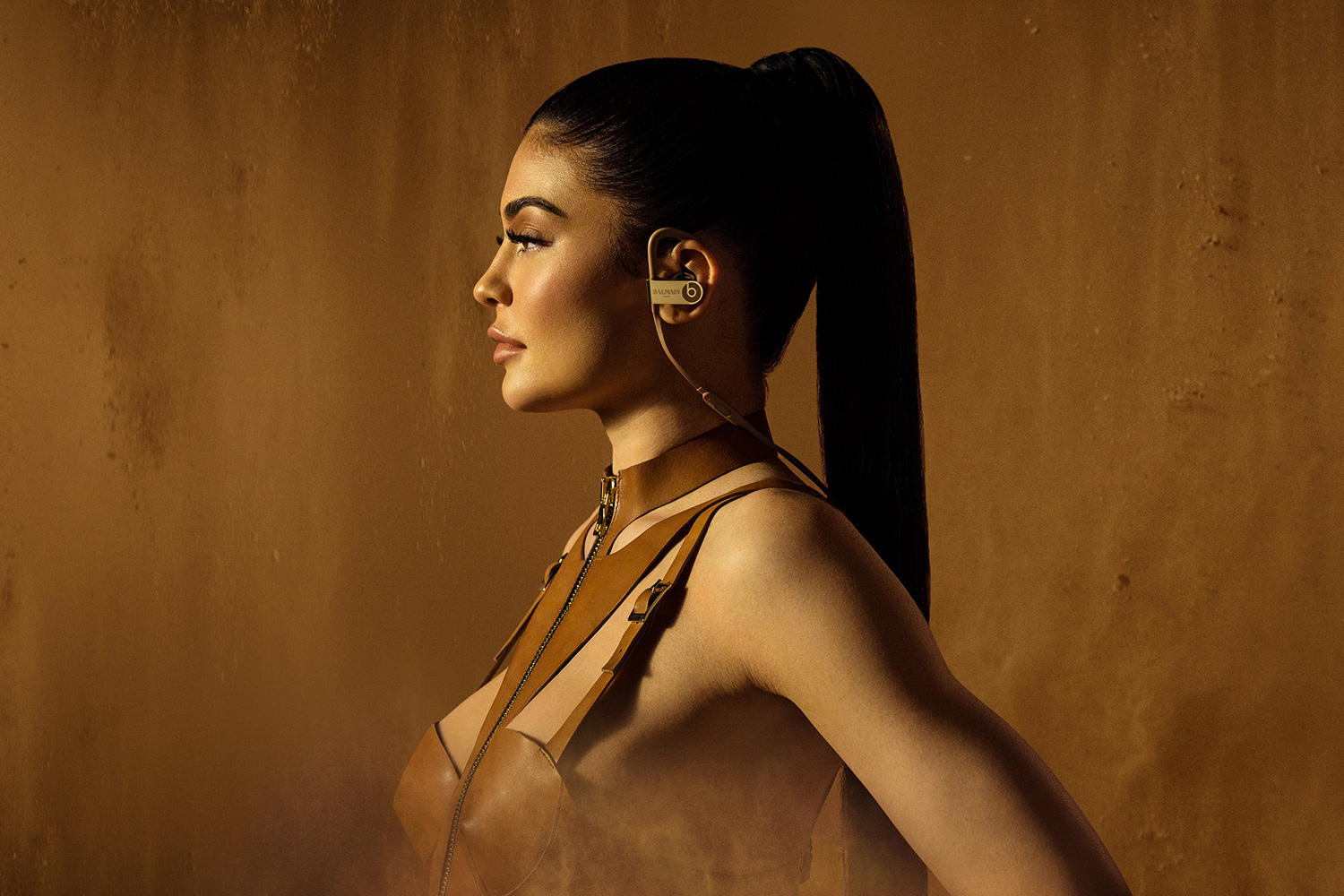 Balmain X Beats By Dr. Dre 聯名耳機，卡達夏家族小妹 Kylie Jenner 性感代言