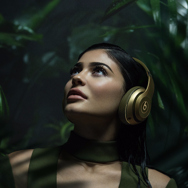 Balmain X Beats By Dr. Dre 聯名耳機，卡達夏家族小妹 Kylie Jenner 性感代言