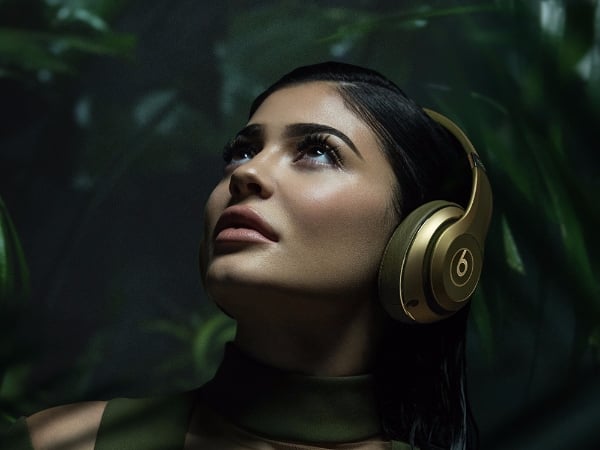 Balmain X Beats By Dr. Dre 聯名耳機，卡達夏家族小妹 Kylie Jenner 性感代言
