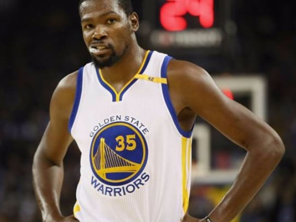 超糗!NBA 眾球星當場朗讀凱文·杜蘭特推特 連經典的「喝洗澡水」都被唸出來...