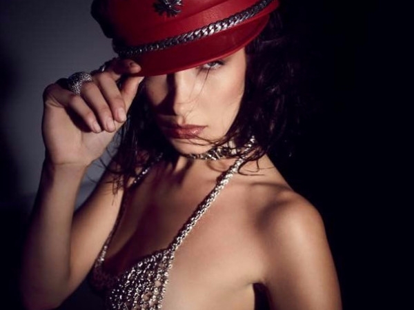 性感霸氣！Bella Hadid《 克羅心造型》即將登場，私下居然把姊姊當衣櫃？