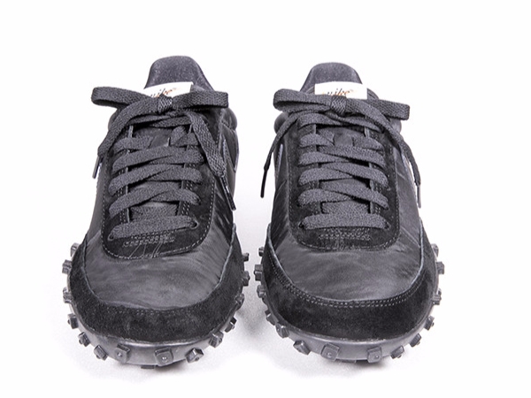鞋迷必收！ BLACK CDG × Nike Waffle Racer 闇黑系簡約復古跑鞋抵台販售