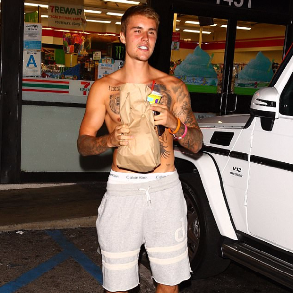 小賈斯汀凌晨裸上身逛 7-11 完全送福利　網友：他現在看起來很性感！