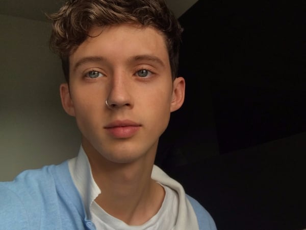 美到不可思議！Troye Sivan 曝光穿高跟鞋女裝扮相　網友驚：這身材實在太妖媚！