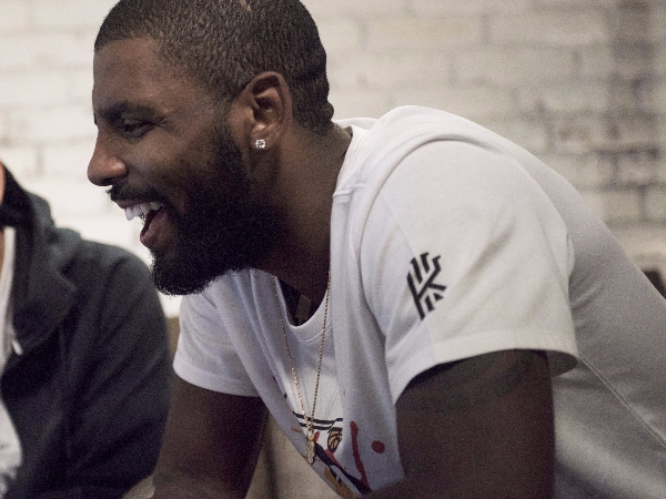 Kyrie Irving  來台灣，原來是由 NICKTHEREAL 周湯豪陪玩！