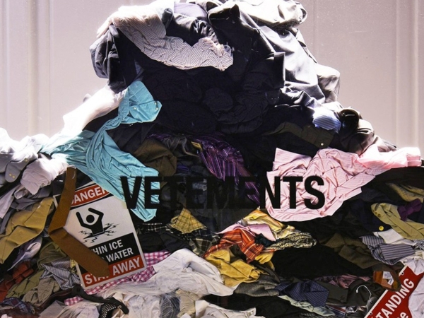 你家中的這一幕,已被 Vetements 當作最新櫥窗佈置