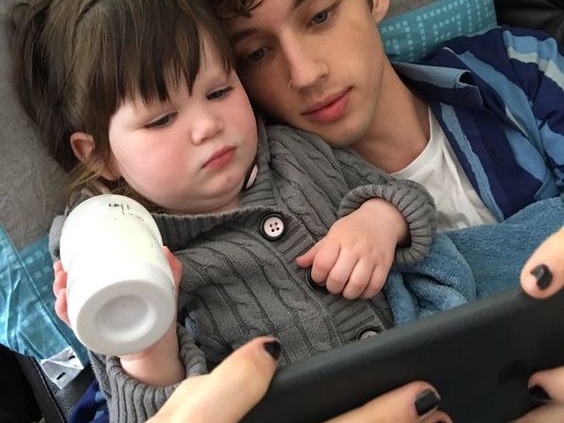 【極惡】壞到偷塗媽媽指甲油？快看 Troye Sivan 等一眾男星如何駕馭「男性指彩」！