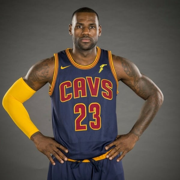 NBA 球衣不僅換了贊助商，連原本的 NBA 標誌都換成了「贊助企業」商標